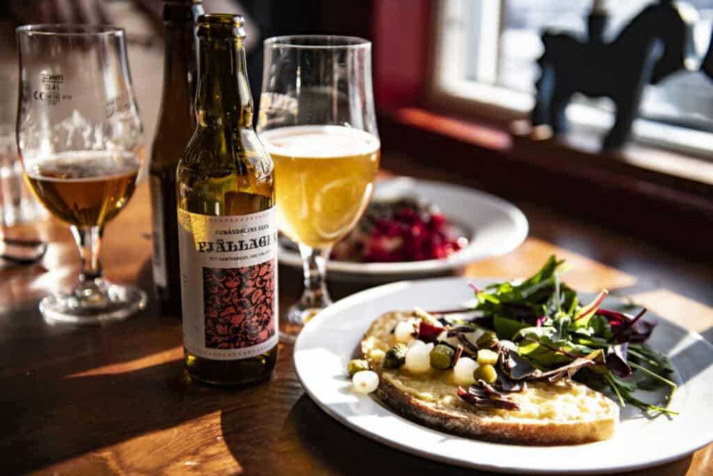 Fjällmiljö, funäsdalsgarv, öl, mat, fjällen, skidor, fjällsemester, skidåkning, fjällresor, destination, chill, svensk natur, fjällstuga, alpint, après-ski, vinter, haslen, mountain, snö, skidanläggning, utomhus.