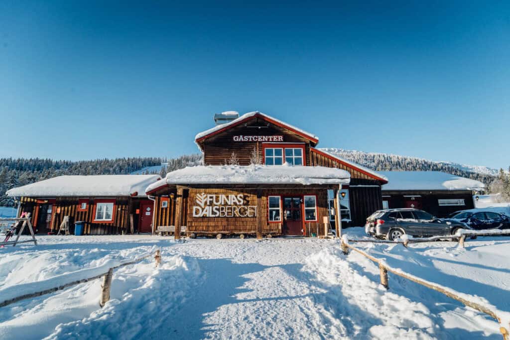 Charmigt fjällhotell i Funäsdalen med snötäckta omgivningar och fjällvyar, perfekt för skidåkning och fjällsemester. Njut av den svenska fjällmiljön och snöklädda landskap.