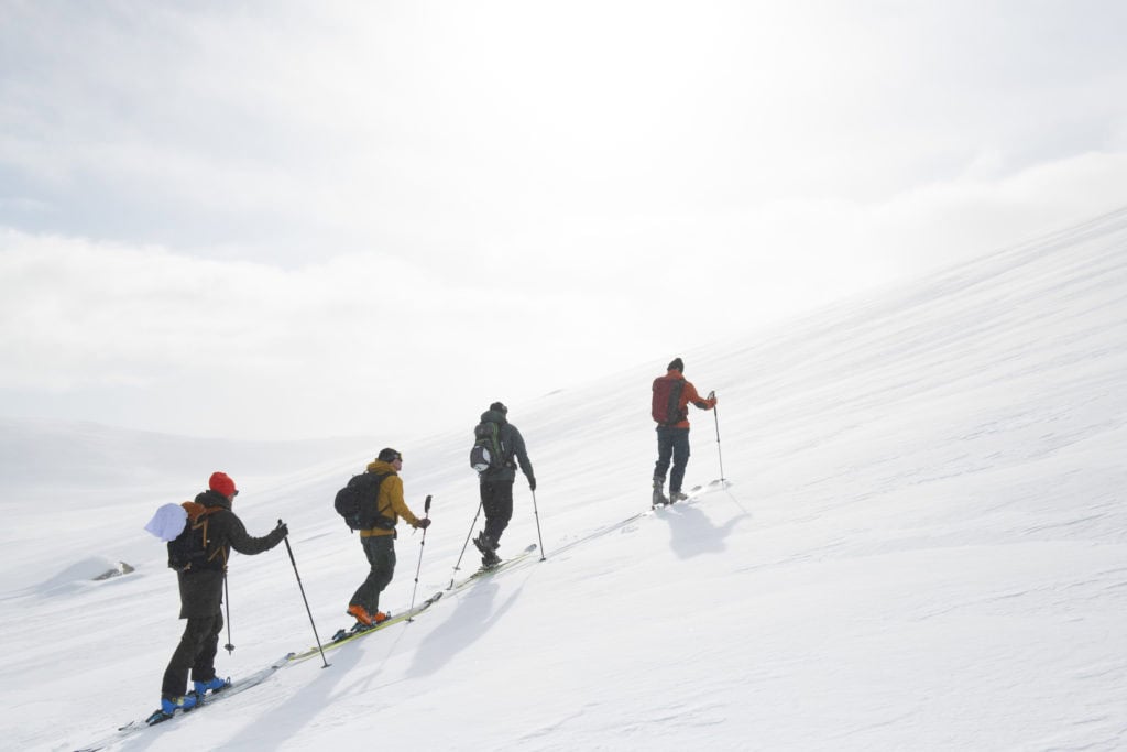 Fjällvandring i Funäsdalen med snötäckta fjäll och skidåkning, perfekt för en fjällsemester i svenska fjällen.